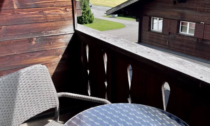 Saanen Apartment | Modern Apartment for 6 with Balcony, Pets Welcome & Parking