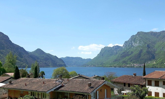 Vesta Apartment | Cozy Apartment for 6 with Balcony, Pets Welcome & Parking