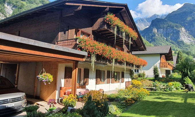 Elm Apartment | Panoramic View Apartment for 7 with WIFI and Patio