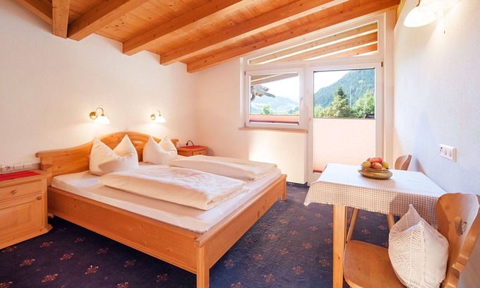 Zillertal Apartment | Spacious Apartment for 8 with Balcony, WiFi & Parking
