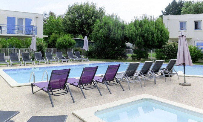 Saint-Palais-sur-Mer Apartment | Cosy apartment for 8 guests with hot tub, pool, WIFI, TV, terrace and pets allowed