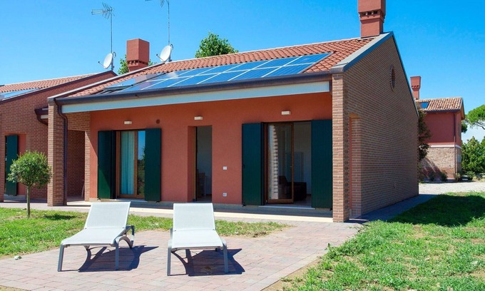 Cavallino-Treporti Apartment | Gather Your Friends in a Coastal Retreat with A/C & Patio