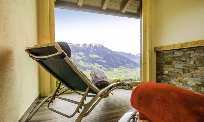 Fuegenberg Apartment | Spacious Apartment for 20 with WIFI, Balcony & Parking