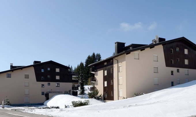 Lenzerheide Apartment | Cozy Apartment for 4 with WIFI, TV and Balcony Access