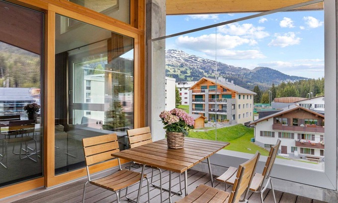 Lenzerheide Apartment | Cozy Apartment for 6 with WIFI, TV and Private Balcony