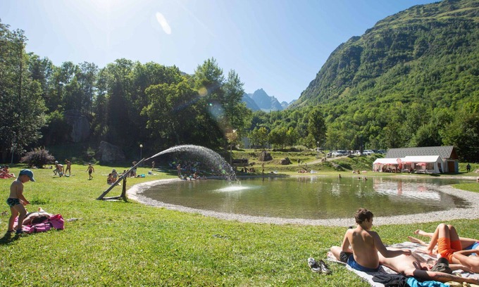Saint-Colomban-des-Villards Apartment | Cosy apartment for 8 people with internet, TV, terrace, pets allowed and parking