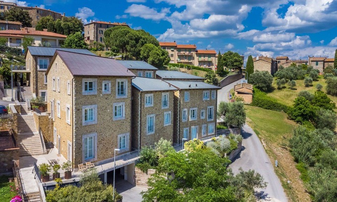 Montalcino Apartment | Cozy Apartment for 6 with WIFI, Panoramic Views & Parking