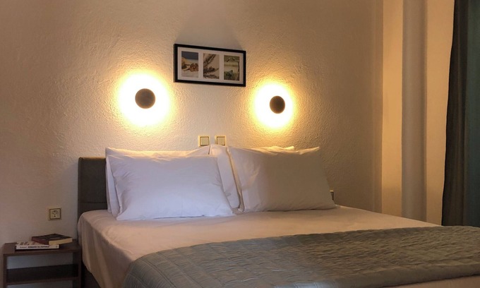 Glyfa House | Relaxing Apartment Steps from Glyfa Beach, Family-Friendly