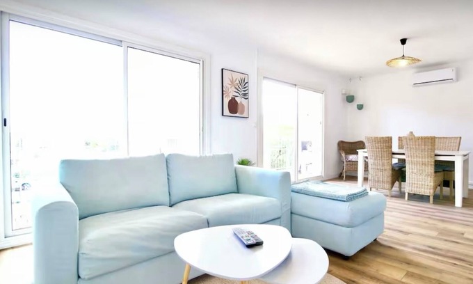L'Evescat Apartment | Cosy apartment ideally located in the heart of Les Sablettes, 5min walk from the beach