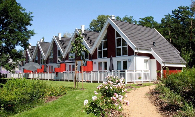 Bad Saarow House | Inviting Villa Apartment for 6 with Hot Tub and Terrace