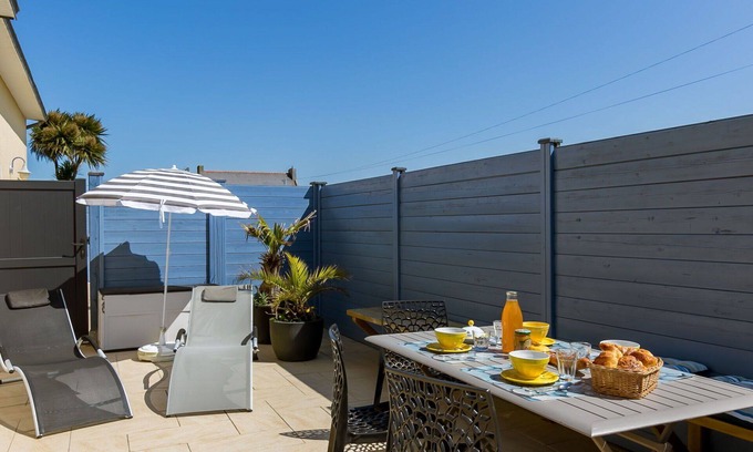 Kerlouan House | Inviting Villa Apartment with Ocean View and Parking for 5