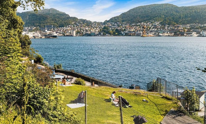 Bergen City Centre Apartment | Cozy Apartment with Lake View in Historic Location