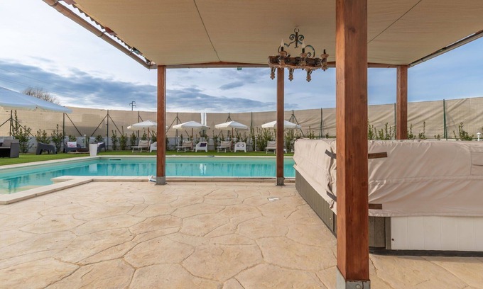Osimo Villa | Inviting Villa Apartment with Private Pool Near Porto Recanati
