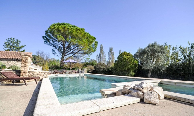 Velleron House | Cozy Villa Apartment with Pool, Terrace and Modern Amenities