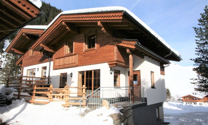 Tux House | Inviting Apartment in Villa with WIFI, Terrace & Parking