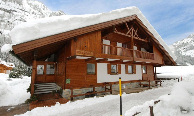 Penia House | Cozy Villa Apartment for 5 with WIFI, Terrace & Parking
