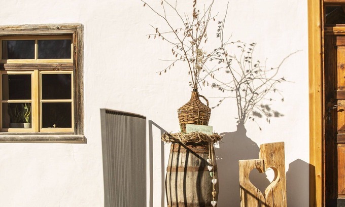 Kauns Villa | Cozy Villa Apartment for 3 with WIFI, Patio & Parking