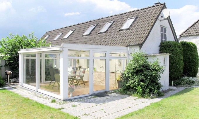 Verchen House | Cozy Villa Apartment for 4 with Lake View & Pet Friendly