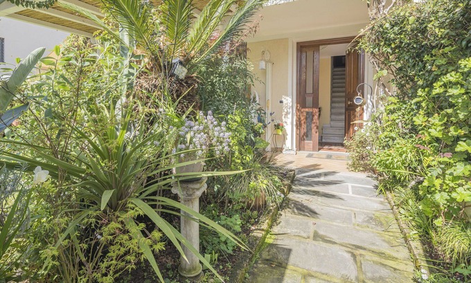 Seravezza Apartment | Relaxing Apartment for 6 with Ocean View and Hot Tub