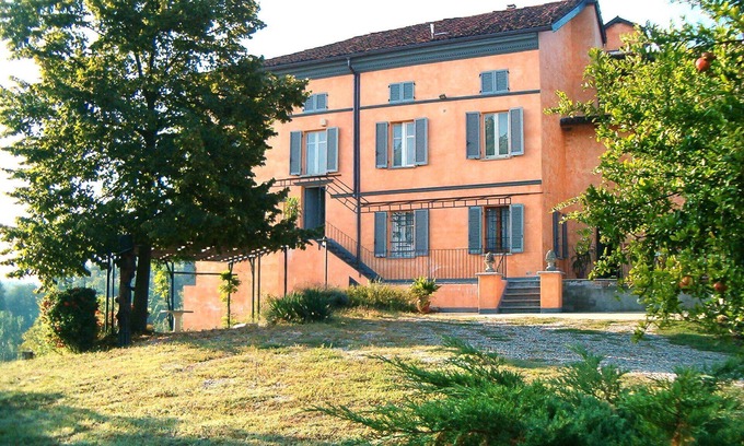 Rocca D'Arazzo Apartment | Inviting Apartment for 4 with WIFI, Terrace & Parking