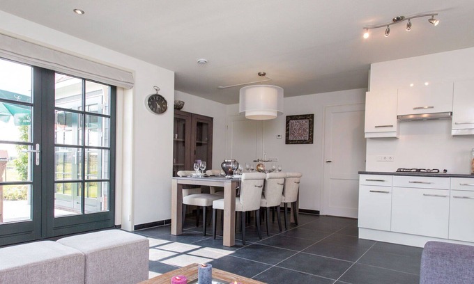 West-Graftdijk House | Cosy apartment in villa for 6 guests with WIFI, TV, terrace and parking