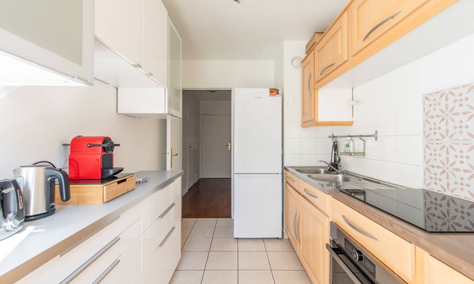 Le Kremlin-Bicetre Apartment | Cozy Apartment in Paris: Steps from Metro & Family-Friendly