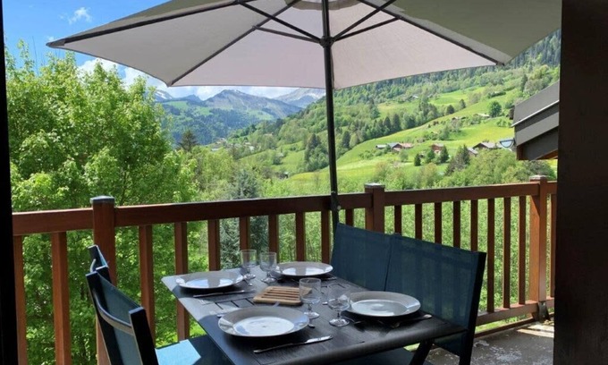 Flumet Apartment | Cosy apartment with balcony and mountain view