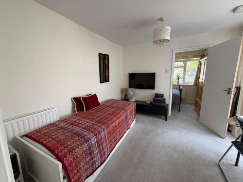 Guildford House | Inviting Home in Guildford for Families and Travelers