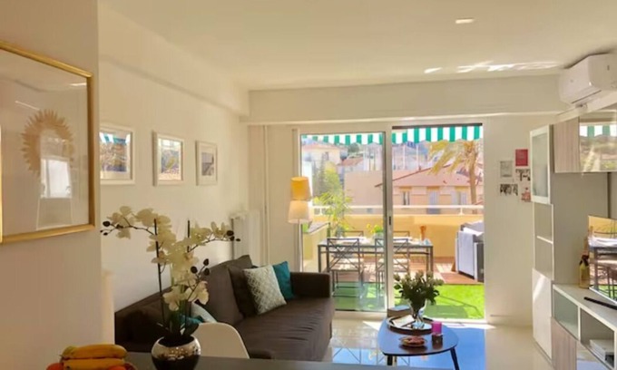 Riou - Petit Juas - Av de Grasse Apartment | Inviting Apartment with Large Terrace in Central Location