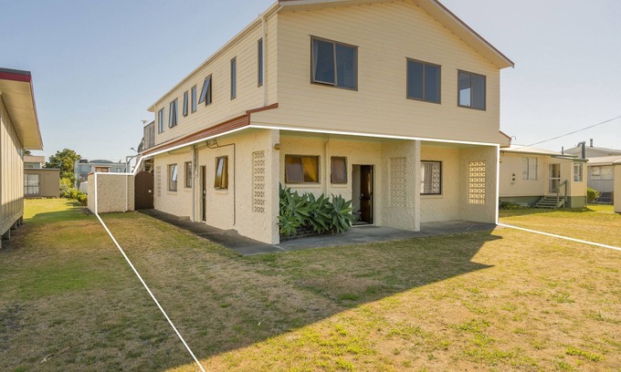 Cooks Beach Cottage | Family-Friendly Retreat at Cooks Beach - Kitchen Included
