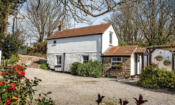 Tresowes House | Inviting Barn Retreat Near Praa Sands with Ocean Views