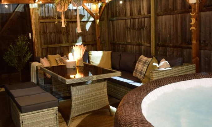 Goffs Oak House | Inviting Barn Retreat with Hot Tub in Hertfordshire