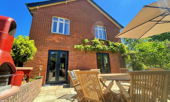 Niton House | Cozy Retreat for Scenic Adventures with Family-Friendly Perks