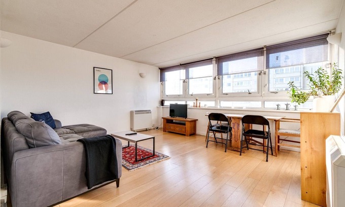 Queenstown Apartment | Inviting Battersea Flat with Spa and Family-Friendly Amenities