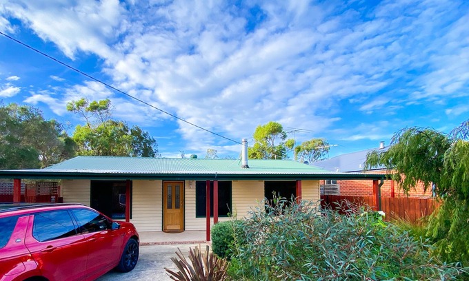 Ventnor House | Beach Bothy Retreat with Ocean View & Large Garden