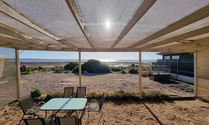 Yorke Peninsula Cabin | Inviting Beachfront Shack with Pet-Friendly Amenities