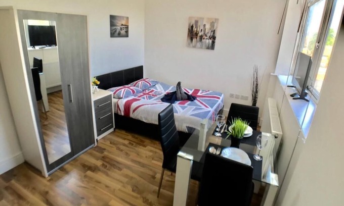 South Bermondsey Apartment | Charming Southwark Apartment with Pet-Friendly Amenities
