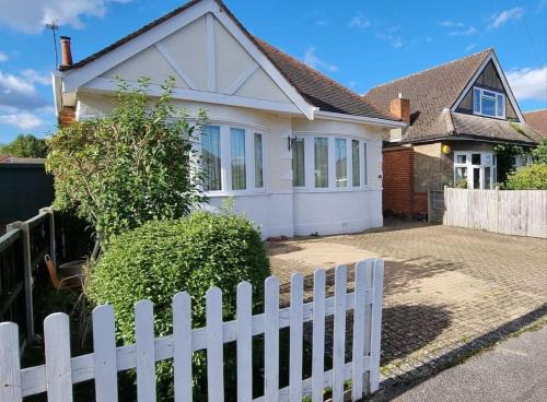 Bournemouth House | Welcoming Bournemouth Bungalow - Top-Rated Family Stay!