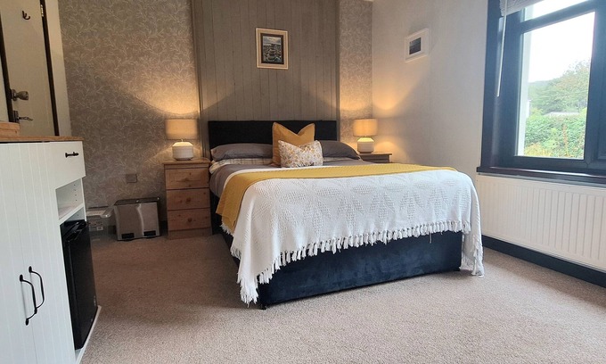 Llanrhidian Higher House | Cosy boutique style BnB suite with parking