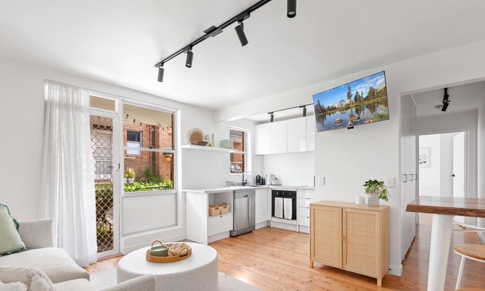 Dee Why Apartment | Bright 1-Bed Apartment with Ocean View Near the Beach