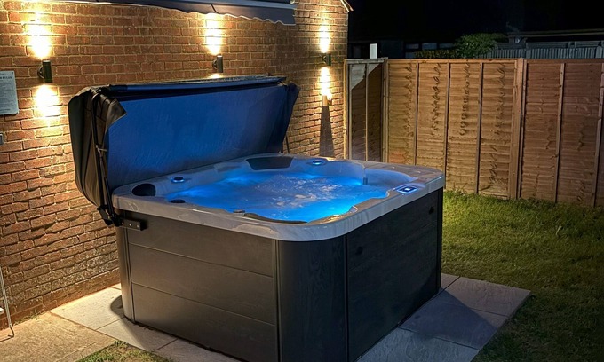 Broadstairs House | Inviting Bungalow with Hot Tub and Private Parking