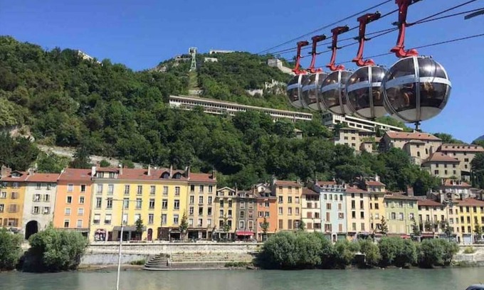 Quartier Hyper-Centre Apartment | Charming Cœur de Grenoble: Ideal for Families with Kitchen