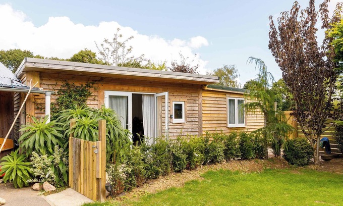 Birdham Cabin | Cosy Cabin Retreat Close to Beaches