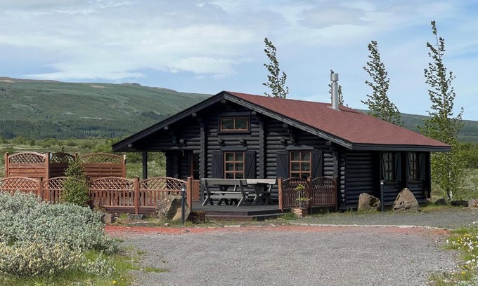 Blaskogabyggd House | Inviting Cabin with Breathtaking Geysir Views and Kitchen