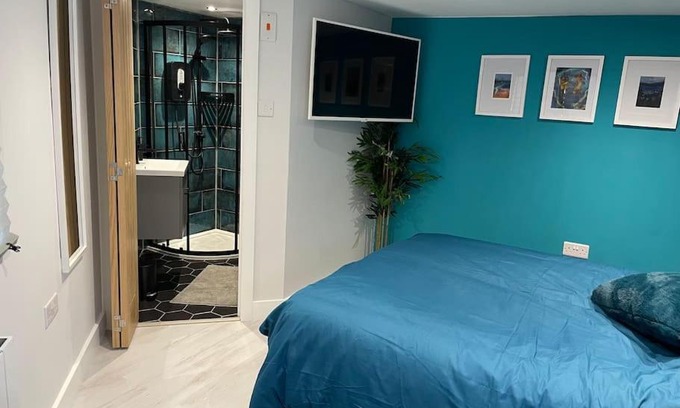 Bircotes Apartment | Inviting Cabin with Private Bathroom & Kitchen Amenities