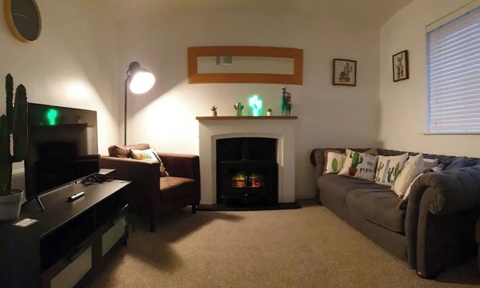 Paisley Apartment | Inviting Cactus Flat near Glasgow Airport & UWS UNI