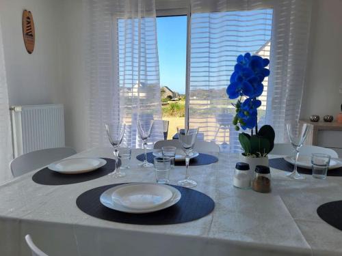 Le Conquet House | Serene Oceanfront Retreat with Warm Hospitality