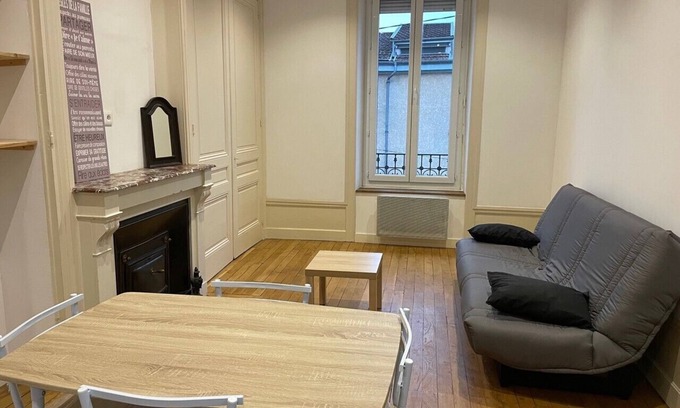 Vassieux - Crepieux Apartment | Cozy Retreat at Calme: Family-Friendly with Kitchen Access