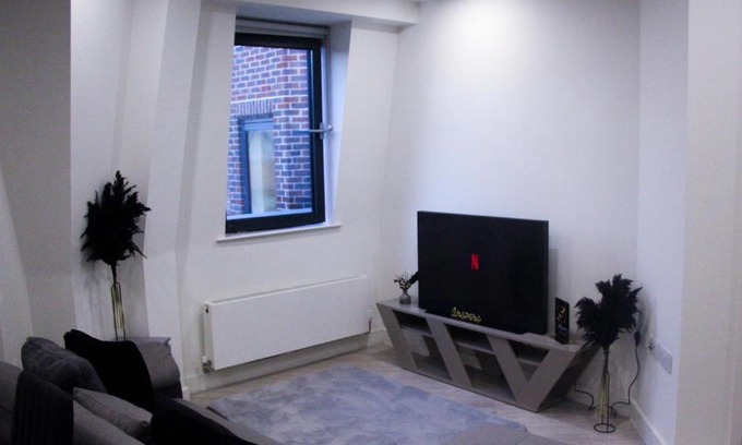 Bedford Apartment | Comfortable Central Bedford Apartment with Free Parking & Gym