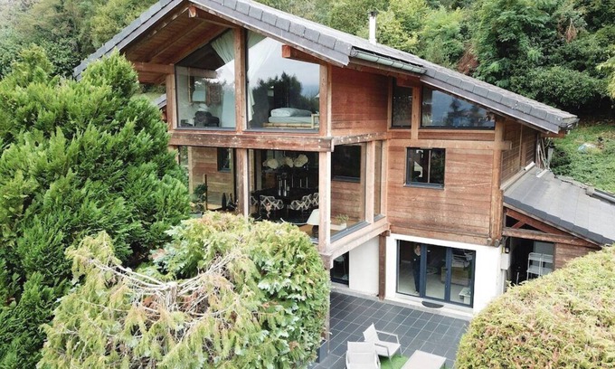 Sevrier House | Inviting Oceanfront Chalet Apartment with Spa & Breakfast
